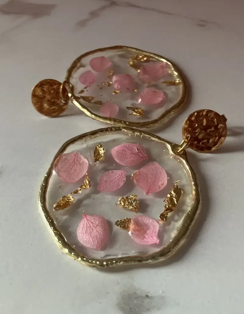 Flora - boucles d'oreilles en résine, acier inoxydable, fleurs séchées, feuilles dorées